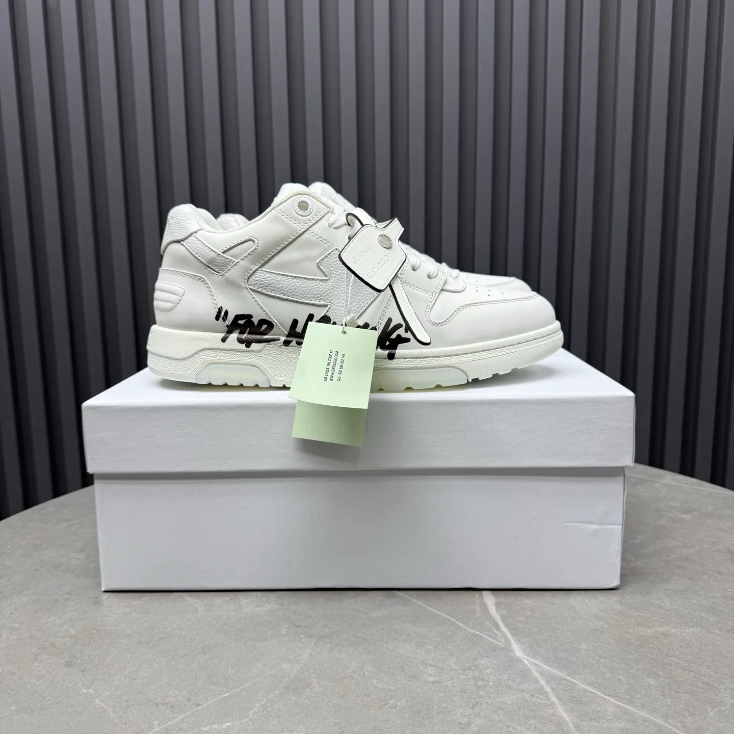 【off- white】P: 620💰Couple model👫, Size: 35-44 (Customized for men 38.45.46) High-quality version👊 "Out of office" series original molding, original lasting, production process 1:1 Original ➰OFF GRAY WHITE OW ➰ First-layer cowhide Imported skin-friendly and environmentally friendly polyester mesh Original molding high elastic and environmentally friendly molding pad Made with the original lasting process. The original molded rubber outsole (never yellows and deforms) has a super correct shape, bright color and strong three-dimensional effect👍. Packaging💯Full set of packaging synchronized with the official website (branded paper, certificate of quality, branded cloth bag)